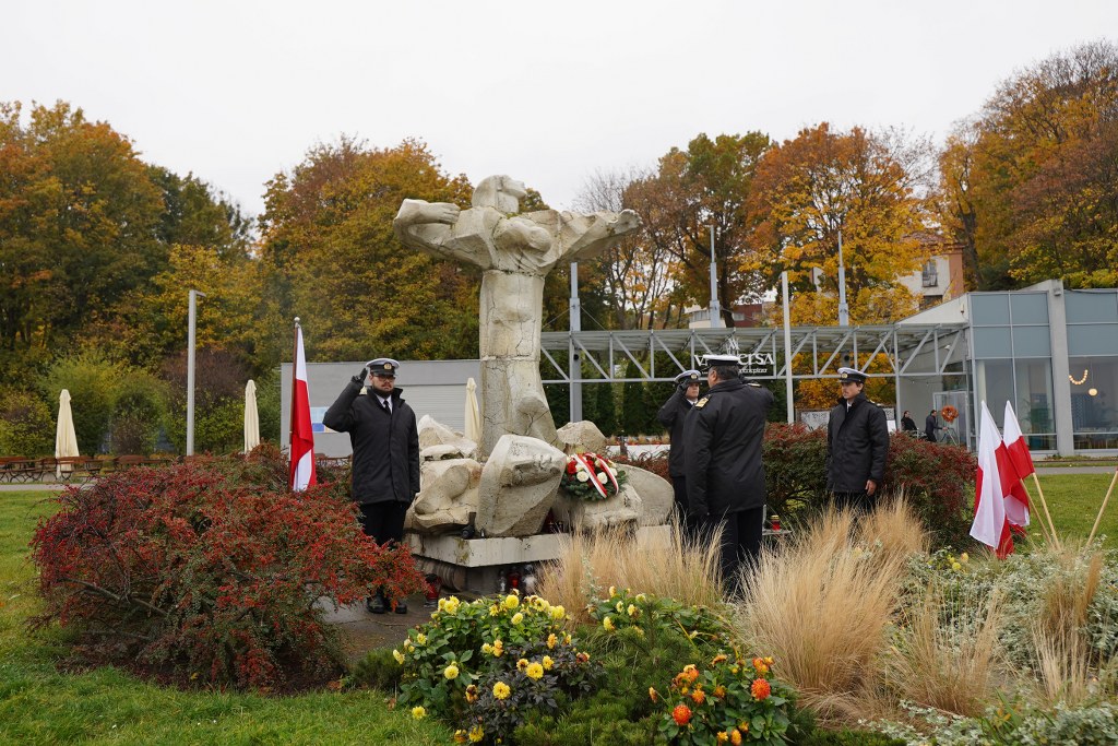 Złożenie kwiatów pod pomnikiem