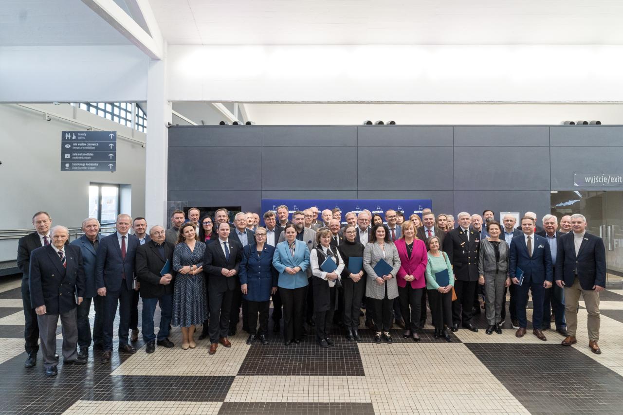 Fot. Paweł Budziński / FB Miasta Gdyni Zdjęcie grupowe z zebrania Komitetu Honorowego Obchodów 100-lecia Gdyni