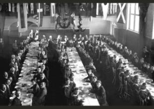 Świąteczny obiadu z pieczoną gęsią, 1920