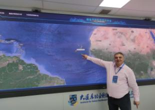 International Maritime Education Conference, 21-25.09.2023, Dalian Maritime University. JM Rektor prof. dr hab. inż. kpt. ż.w. Adam Weintrit jako przewodniczący Międzynarodowego Stowarzyszenia Uniwersytetów Morskich IAMU był gościem honorowym konferencji. JM Rektor UMG prof. A. Weintrit śledzi pozycję \"Daru Młodzieży\" odbywającego rejs w kierunku równika.