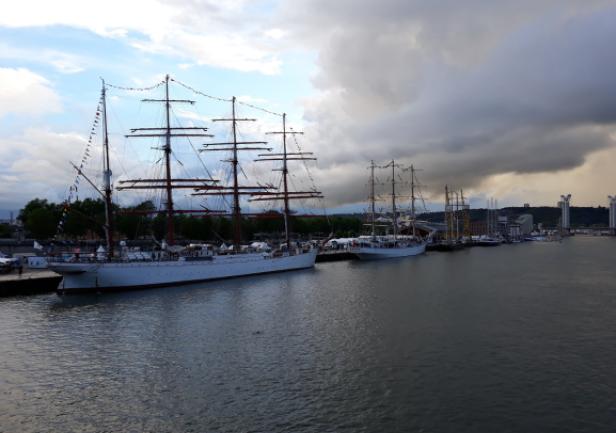 i \"Siedow\" - przed nim \"Dar Młodzieży\"