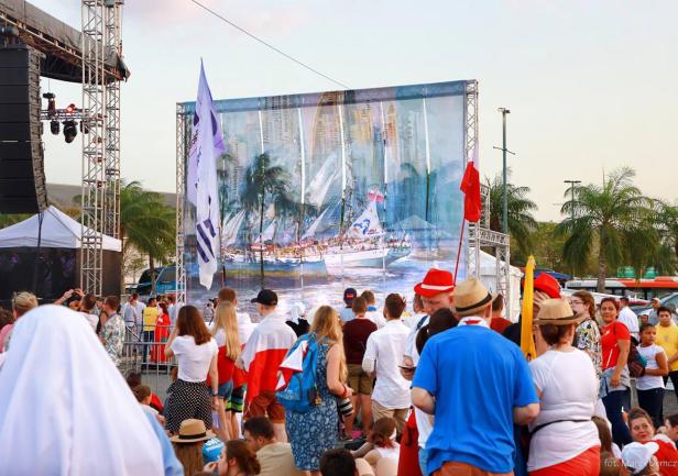 flagowy żaglowiec pod biało-czerwoną