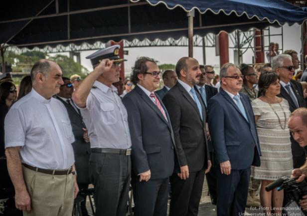 duchowni witają \"Dar Młodzieży\"...