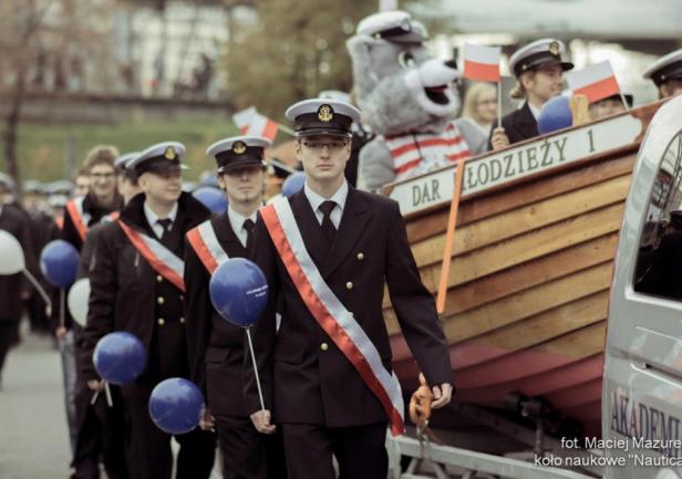 Akademia Morska poczas Parady Niepodległości, fot. Maciej Mazurek Akademia Morska poczas Parady Niepodległości, fot. Maciej Mazurek