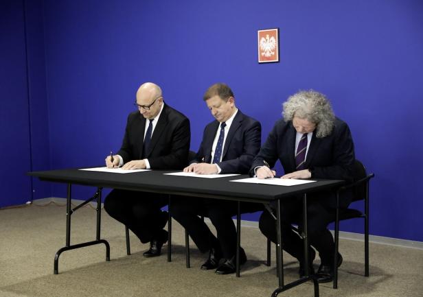 Podpisanie \"Deklaracji o współpracy\". Fot. Sławomir Lewandowski/PortalMorski.pl