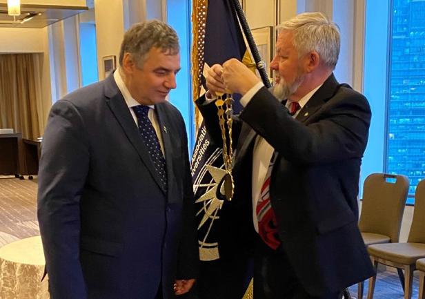 Prof. Glenn Blackwood przekazuje insygnia władzy nowemu przewodniczącemu Stowarzyszenia IAMU prof. Adamowi Weintritowi, rektorowi Uniwersytetu Morskiego w Gdyni. Fot. IAMU