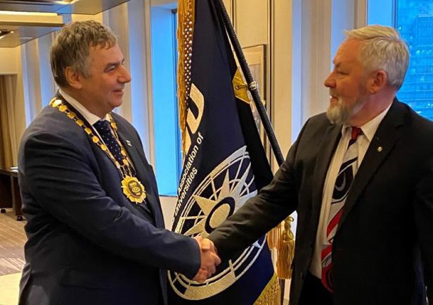 Prof. Glenn Blackwood przekazuje insygnia władzy nowemu przewodniczącemu Stowarzyszenia IAMU prof. Adamowi Weintritowi, rektorowi Uniwersytetu Morskiego w Gdyni. Fot. IAMU