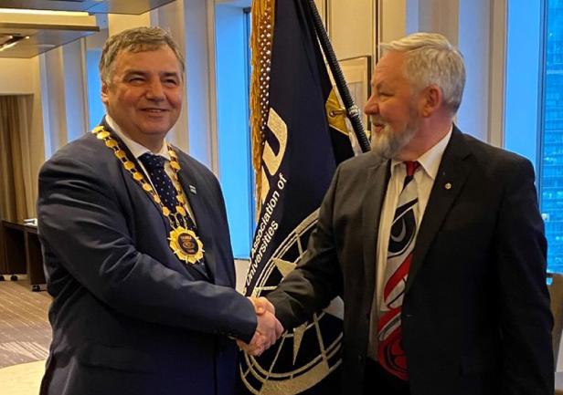 Prof. Glenn Blackwood przekazuje insygnia władzy nowemu przewodniczącemu Stowarzyszenia IAMU prof. Adamowi Weintritowi, rektorowi Uniwersytetu Morskiego w Gdyni, 13-14.02.2023, Tokio, Japonia