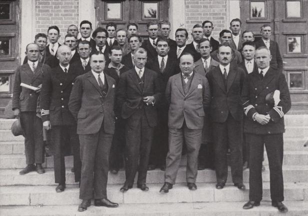 Grupa pracowników PSM w Gdyni, m.in.: Aleksander Maresz, dyr. Adam Mohuczy, Witold Komocki.