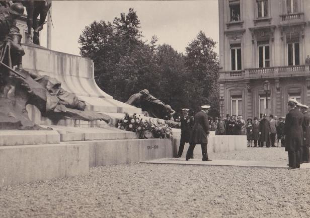 Inauguracyjna podróż „Daru Pomorza”, 1930 r. Składanie wieńca na grobie Nieznanego Żołnierza, Antwerpia (Adam Mohuczy, Konstanty Maciejewicz).