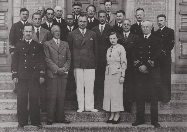 Zdjęcie pracowników PSM w Gdyni z dyrektorem kmdr. Adamem Mohuczym  i sekretarką Olgą Iwanow (Kwaśniecką).