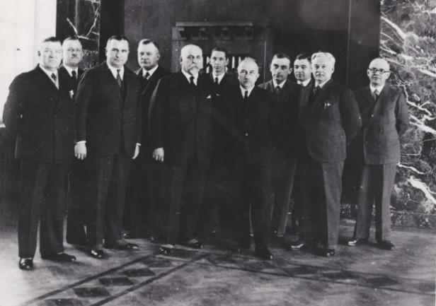 Dyrektor kmdr Adam Mohuczy w auli z gośćmi, m.in. z Włodzimierzem Kajetanem Szawernowskim.