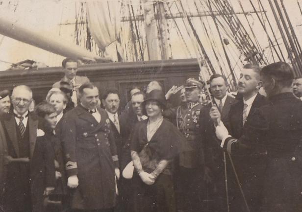 Podniesienie bandery na „Darze Pomorza” 13.07.1930 r. Obok dyrektora Adama Mohuczego stoi Maria Janta-Połczyńska (matka chrzestna), od prawej komendant Konstanty Maciejewicz i inż. Eugeniusz Kwiatkowski (ojciec chrzestny).