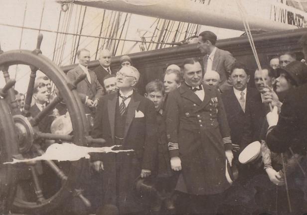 Podniesienia bandery na „Darze Pomorza” 13.07.1930 r. W centrum dyrektor Adam Mohuczy przygląda się jak Maria Janta-Połczyńska (matka chrzestna), komendant Konstanty Maciejewicz i inż. Eugeniusz Kwiatkowski (ojciec chrzestny) wciągają banderę.