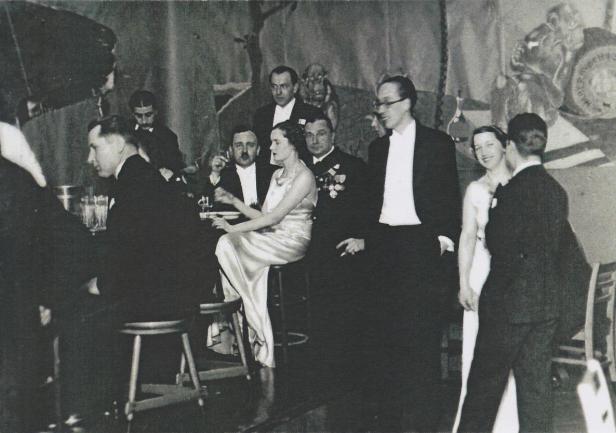 Zdjęcie z balu w PSM w Gdyni, 8.12.1934 r. Stoi dyrektor PSM Adam Mohuczy (z odznaczeniami).