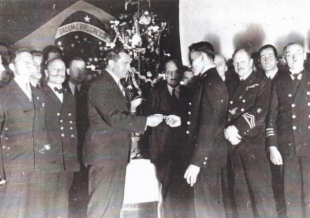 Ostatnia Gwiazdka w Tczewie, 1929 r. Dyr. Adam Mohuczy łamie się opłatkiem z uczniem Wiktorem Balczunasem, pomiędzy nimi stoi Kazimierz Bielski, dalej m.in. Gustaw Kański, Aleksy Majewski, Aleksander Maresz.