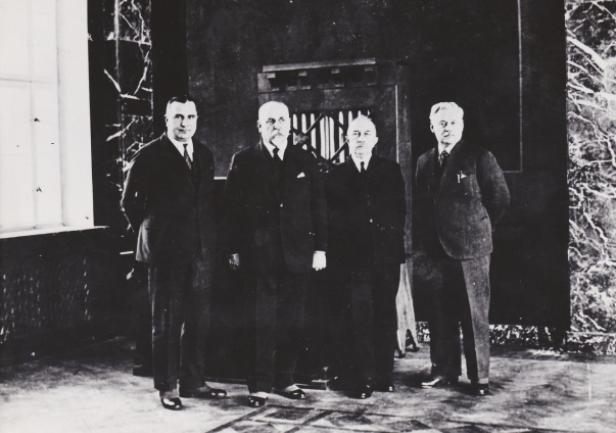 Dyrektor kmdr Adam Mohuczy w auli z gośćmi, m.in. z Włodzimierzem Kajetanem Szawernowskim.