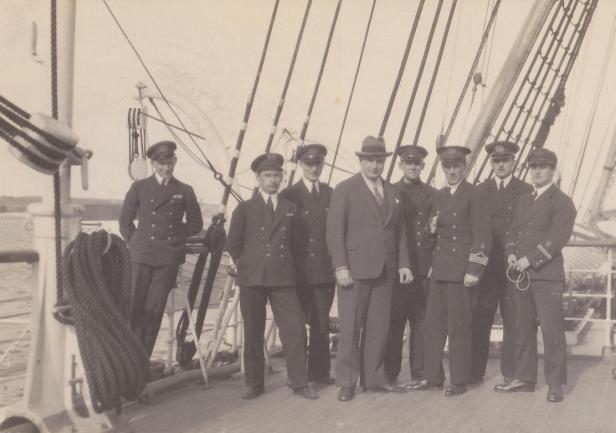 Adam Mohuczy z oficerami na pokładzie „Daru Pomorza”, Hawr 1930 r. Od lewej: I of. Tadeusz Meissner, por. Kazimierz Konopka, radiotelegrafista Leśniewski, dyr. Adam Mohuczy, III of. Jan Strzembosz, komendant Konstanty Maciejewicz, IV of. Stanisław Rowiński, II of. Konstanty Kowalski.