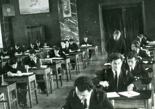 Pierwsze po wojnie egzaminy wstępne do Państwowej Szkoły Morskiej w Gdyni, 8-14 października 1945 roku.