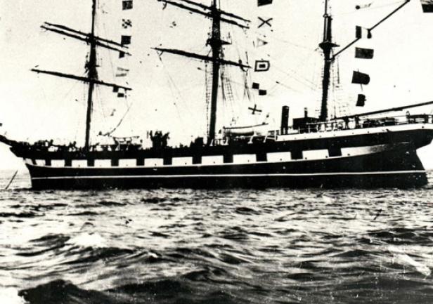 „Lwów” w dniu podniesienia bandery, 4 września 1921 roku.