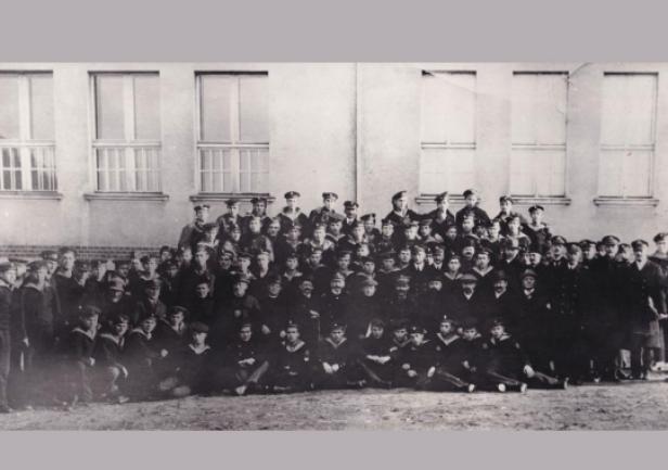 Admirał Kazimierz Porębski, Szef Departamentu dla Spraw Morskich Ministerstwa Spraw Wojskowych, wraz z kadrą i uczniami Szkoły Morskiej w Tczewie, 8 grudnia 1920 roku.
