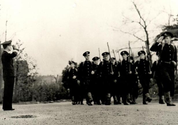 Podczas szkolenia wojskowego, Szkoła Morska w Southampton, Anglia.