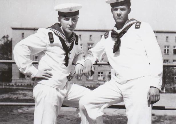 Słuchacze pierwszego rocznika Państwowej Szkoły Morskiej w letnich mundurach wyjściowych, 1958 rok.