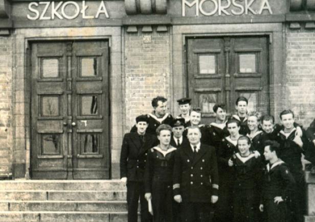 Przed głównym wejściem do Państwowej Szkoły Morskiej po powrocie Wydziału Nawigacyjnego do Gdyni. Wychowawca Budrewicz i kierownik internatu Franciszek Hinz.