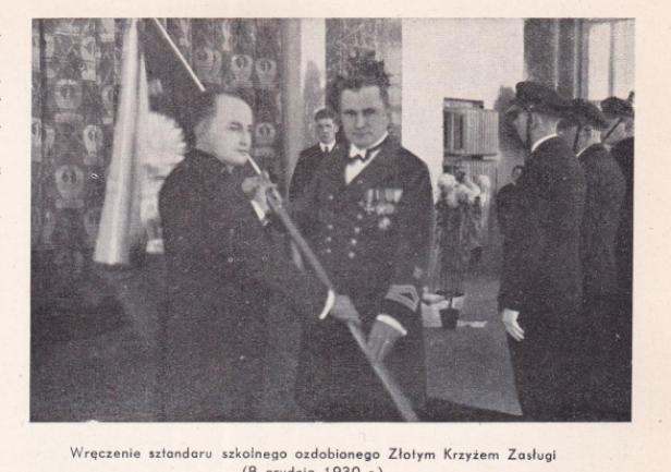 Dyr. Mohuczy odbiera sztandar PSM z rąk wiceministra Departamentu Przemysłu i Handlu Józefa Kożuchowskiego, 8.12.1930 r.